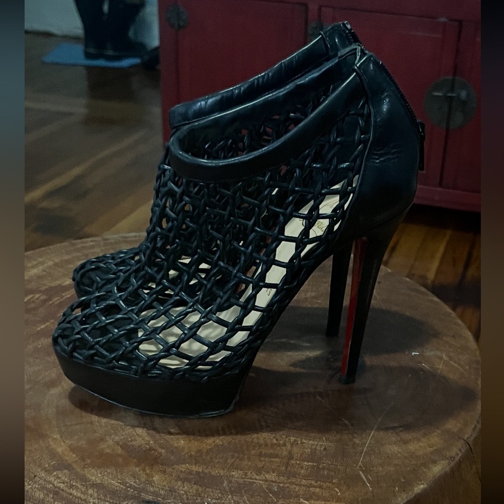 Christian Louboutin Coussin 140 caged ankle bootie in black woven leather - Picture 5 of 7